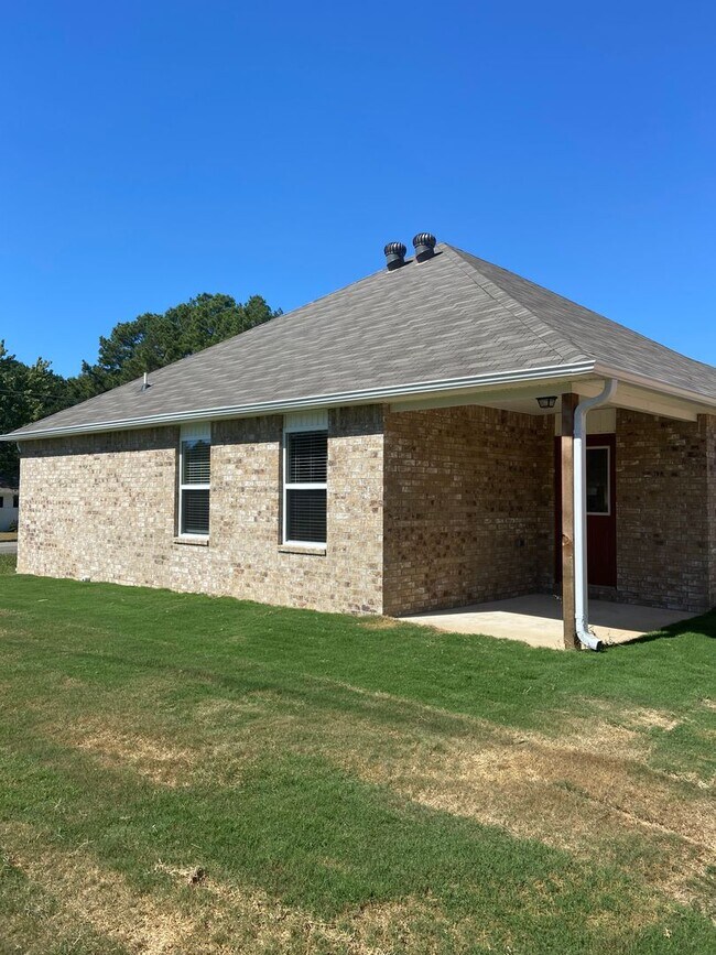 Building Photo - *NOW PRELEASING* Three Bedroom | Two Bathroom Home in Fairview Haven