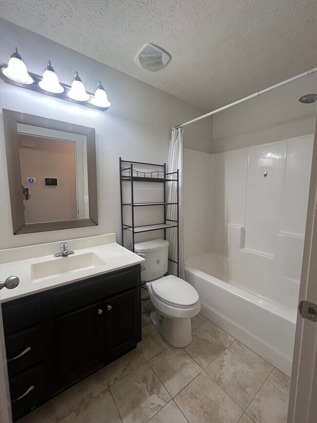 Building Photo - WOW! Look at this property ! You cant beat this price!