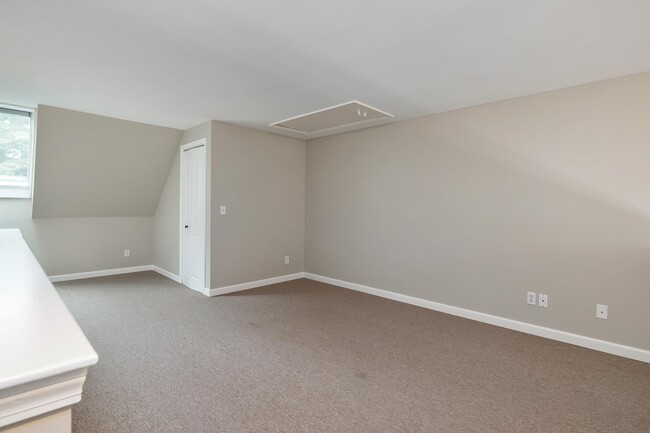 Building Photo - 20 Glengarry Dr