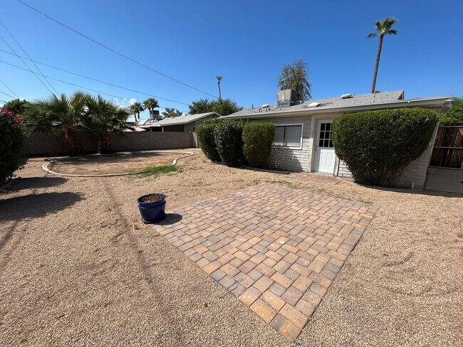 Building Photo - Beautiful Three Bedroom Scottsdale House w...