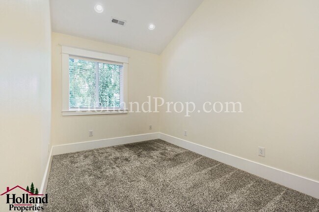 Building Photo - Great, Spacious & Inviting Home in the Heart of Milwaukie! Move-in Special DISCOUNT of $200!!!