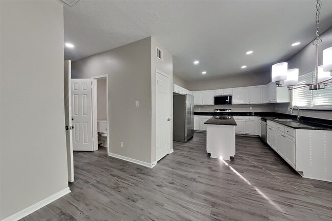 Building Photo - 1021 Glenview Dr