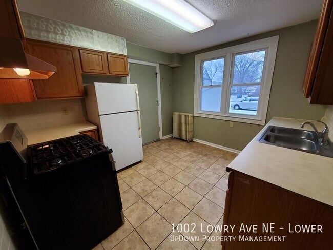 Building Photo - 1002 NE Lowry Ave