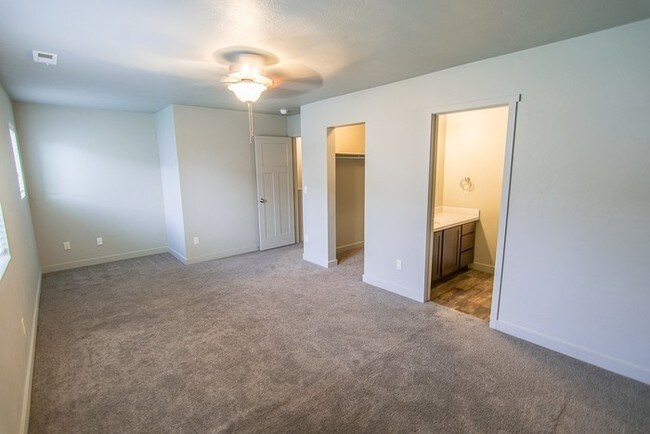 Building Photo - Amazing Townhome in Edgewater Community