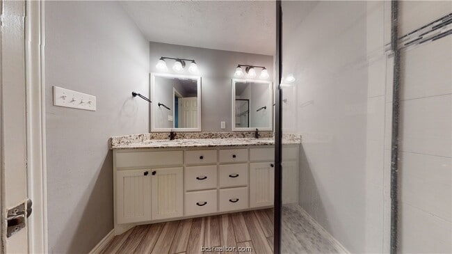 Building Photo - 1215 Glade St