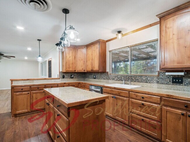 Building Photo - Spacious 4 Bed, 3 Bath Home - Perfect for Family or Student Living!