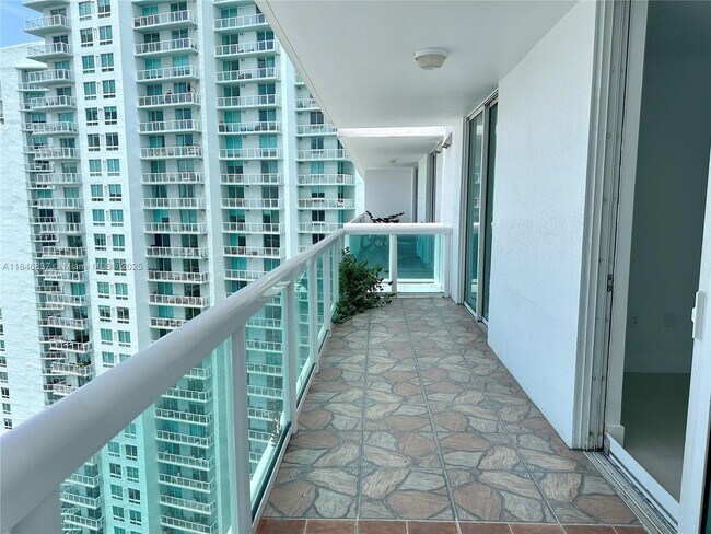 Building Photo - 1800 N Bayshore Dr