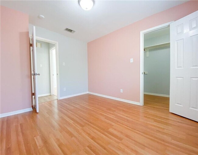 Building Photo - Bright & Welcoming 3 Bedroom, 2 Bath Home ...