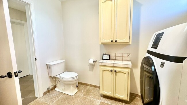Building Photo - Lovely semi-attached, Single-Story Guest H...