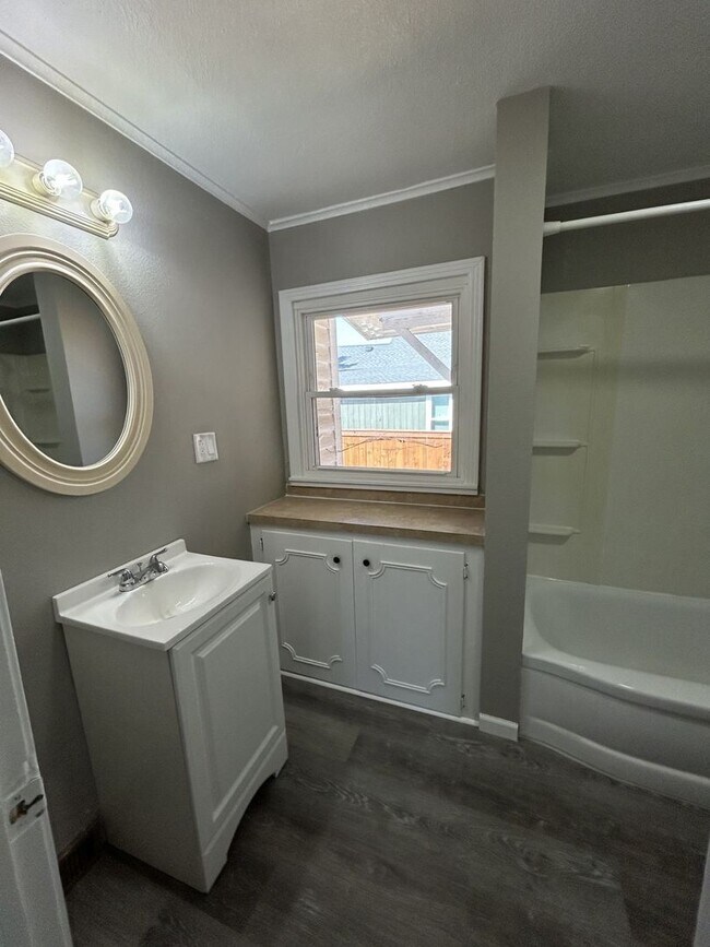 Building Photo - Remodeled And Very Adorable 3 Bedroom/2 Bathroom House