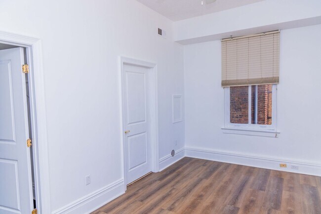 Building Photo - Luxury Two Bedroom Unit in  Downtown Business District