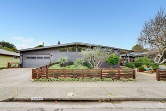 Building Photo - Stunning Mid-Century Modern 3bed/2.5 bath ...