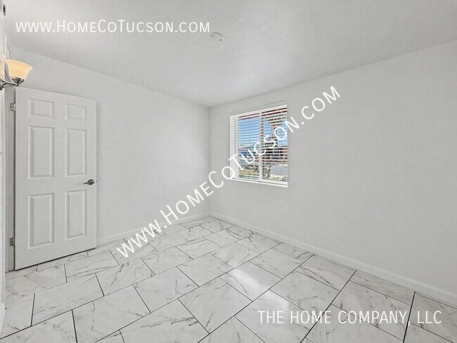 Building Photo - 6225 E Calle Aurora