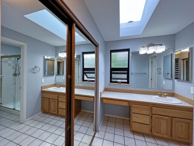 Building Photo - Gorgeous 3 Bedroom 2 Bath Home in Desirable Fairwood, Renton