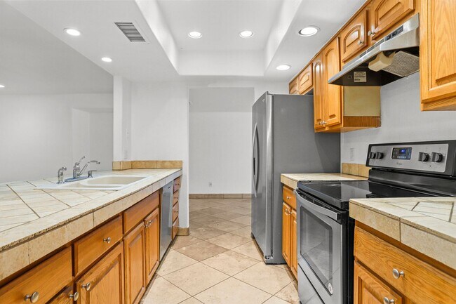 Building Photo - Prime ASU Location 5BR Home with Pool & Garage