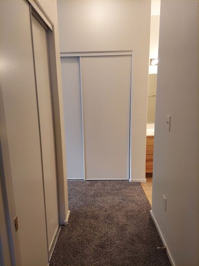 Building Photo - Excellent 2 bed 2 ba in a gated community