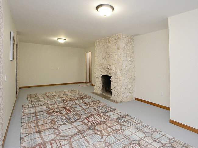 Building Photo - 705 E 9th St