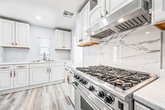 Building Photo - 1608 E Hudson Dr