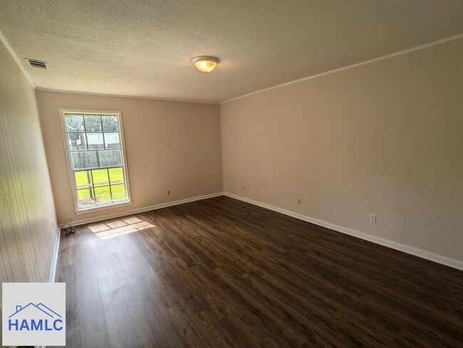 Building Photo - 979 Live Oak Dr