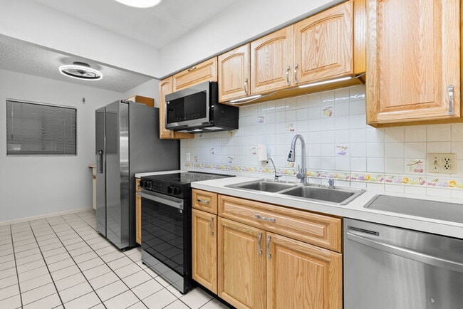 Building Photo - Condo For Rent on ST PETE BEACH!