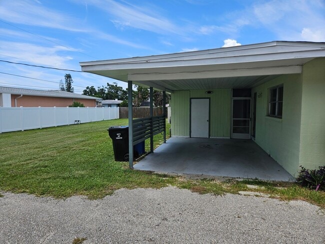 Building Photo - Annual Unfurnished 2 Bedroom, 2 Bath Duple...