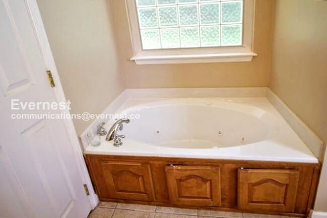 Building Photo - 3 Bed/2 Bath Home with Garage / Pet-Friend...