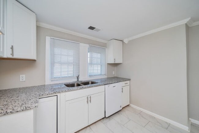 Building Photo - Spacious and Stunning 3-Bedroom, 2-Bath Ho...