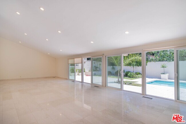 Building Photo - 480 N Robinwood Dr