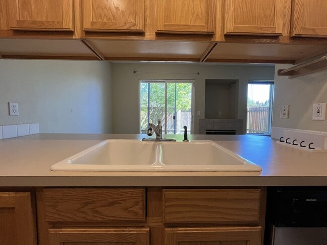 Building Photo - Spacious 3 Bedroom Home with Open Layout, Vaulted Bedrooms & Trail Access