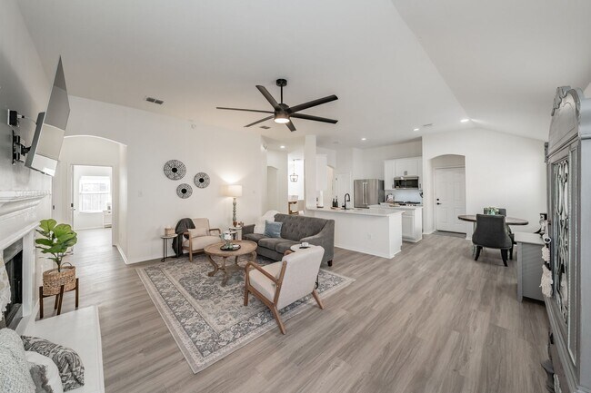 Building Photo - 3bed/2bath Cozy Chic with Backyard Oasis