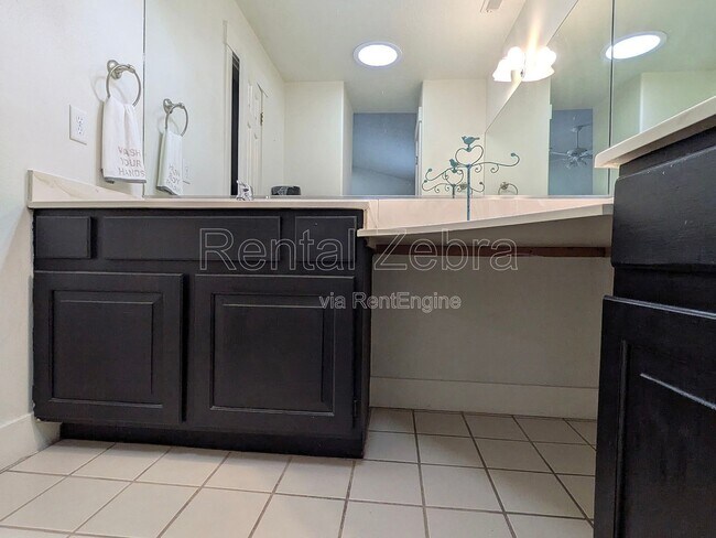 Building Photo - 351 S Valley View Dr