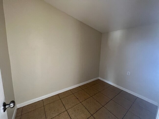 Building Photo - RV T 6951
