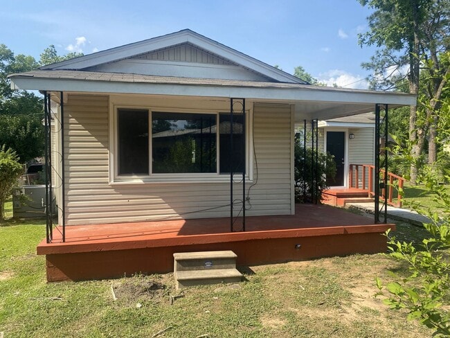 Building Photo - Large 4 Bedroom 2 Bath Home