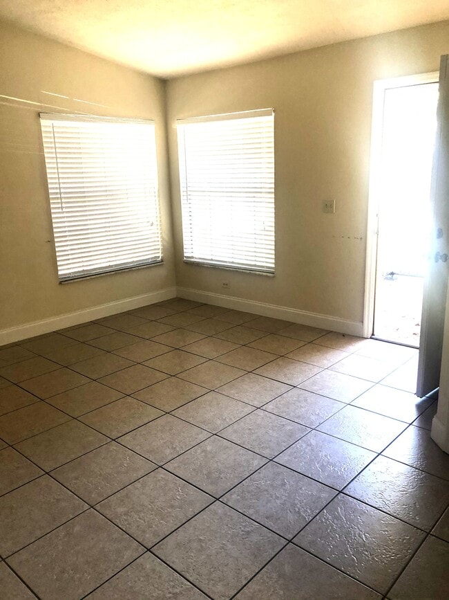 Building Photo - 1306 Shady Terrace