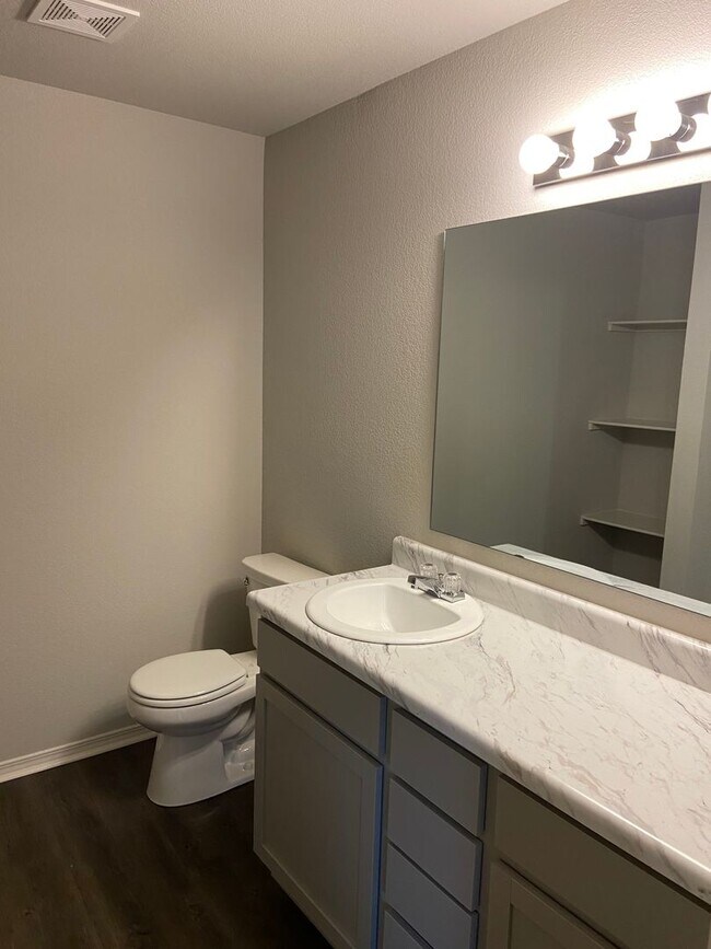 Building Photo - Pre-Leasing Now: Comfortable 3-Bedroom, 2-Bath Duplex in Fairview Haven