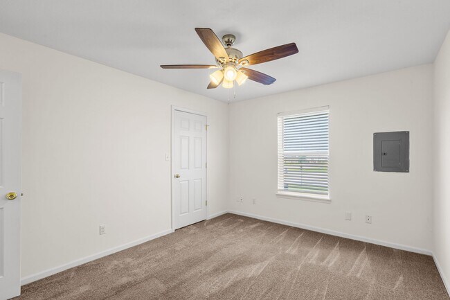 Building Photo - 2405-2407-2407 Northampton Dr