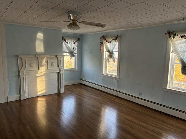 Bedroom 3 with closet - 1059 Butlers Park Rd