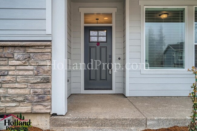 Building Photo - Luxurious South Hillsboro Home with a Fenced Backyard!