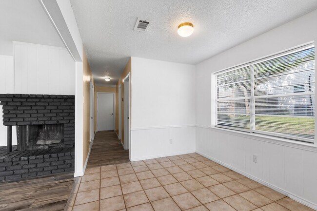 Building Photo - Charming 3-Bedroom, 3-Bathroom Home with S...