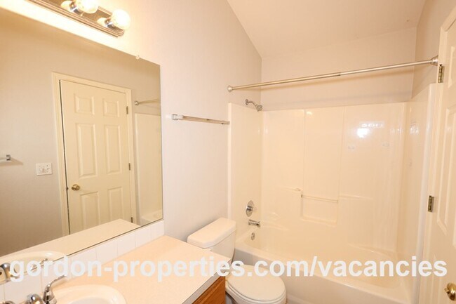 Building Photo - SUMMER SPECIAL: NE Halsey St - Gresham 2 bedroom townhouse with den/office