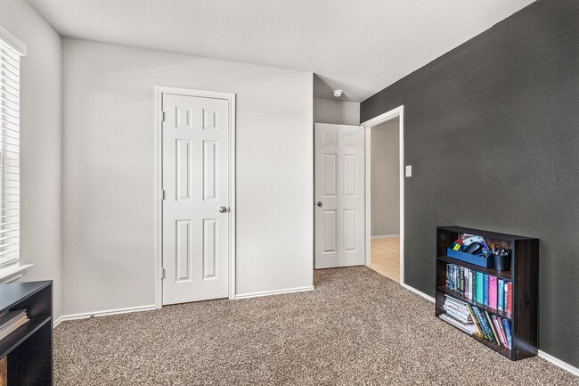 Building Photo - 4906 Karen Grn Dr