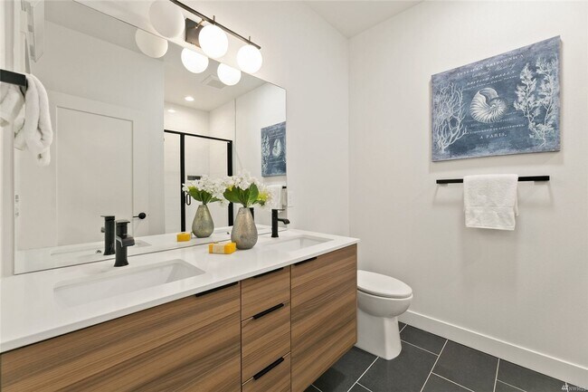 Building Photo - Newer 2 Bed/ 2 Bath Townhome in North Beacon Hill