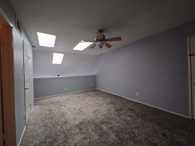 Building Photo - 10855 Meadowglen Ln