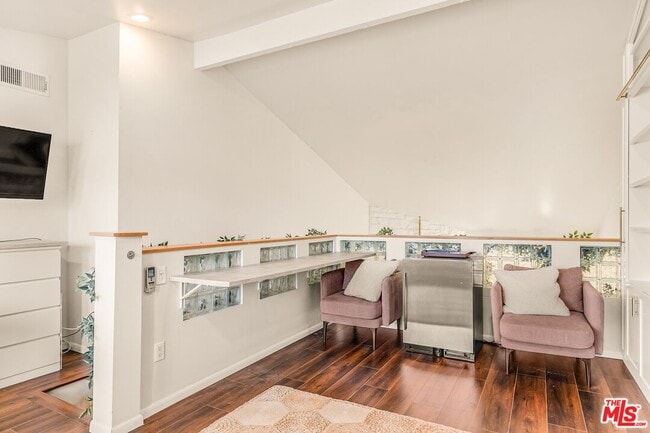 Building Photo - 14050 Magnolia Blvd