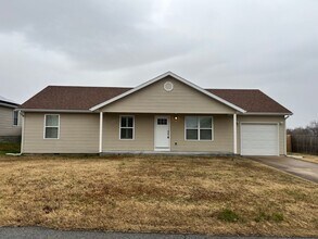 Building Photo - 3 Bedroom 2 Bathroom home