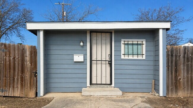Building Photo - Private Detached 1-Bedroom Apartment with Backyard