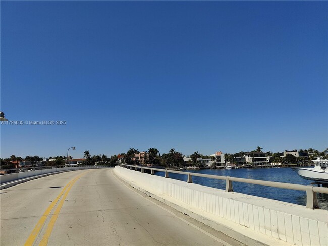 Building Photo - 1823 S Bayshore Ln