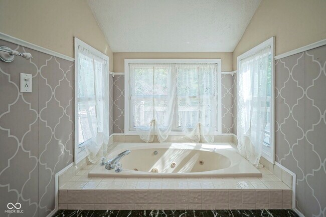 Building Photo - 858 Cedar Wood