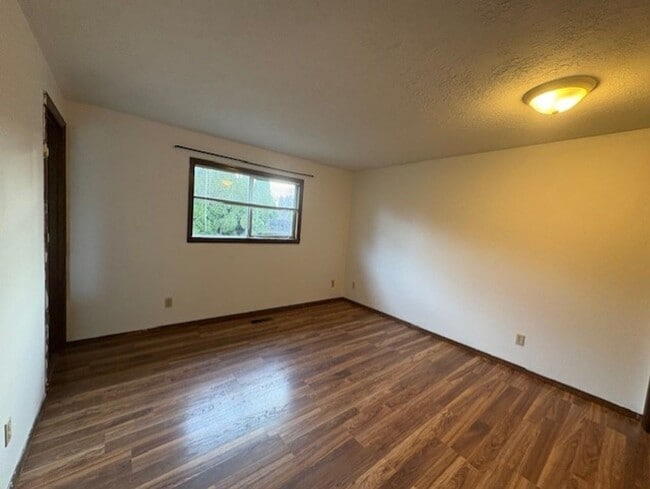 Building Photo - 3 bedroom/2 bath home