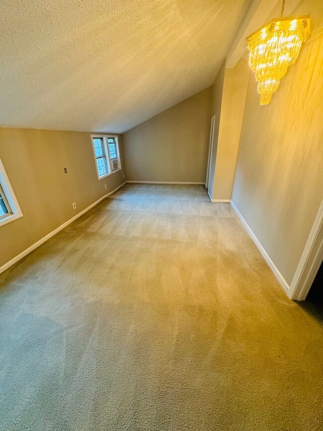 Building Photo - Stunning 8 bedroom House In Fantastic Neig...